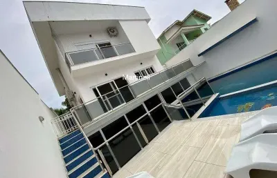 Imperdível casa em condomínio com 5 quartos e 4 suítes no centro de itanhaém-sp!