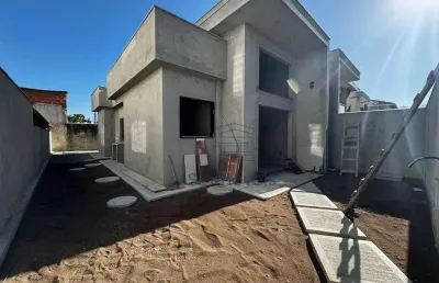 Casa linear independente com amplo quintal no bairro enseada das gaivotas  rio das ostras/rj!