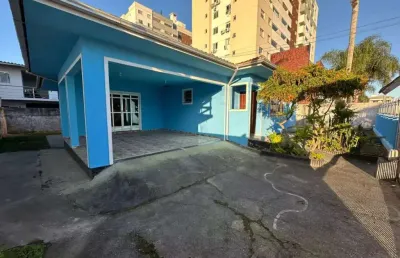 Casa espaçosa com 3 quartos e 140m2 em areias - ca1769