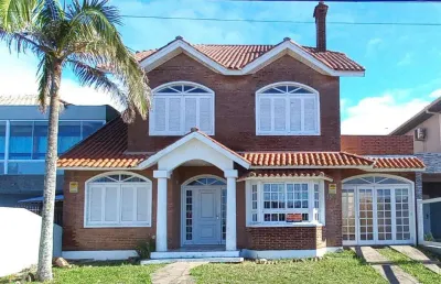 Casa 06 dorm à venda no bairro capão novo com 250 m² de área privativa - 3 vagas de garagem