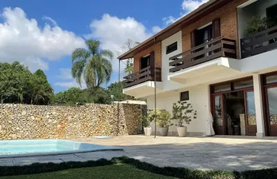 Linda casa para venda 4 dormitórios e piscina no condomínio arujazinho iii.