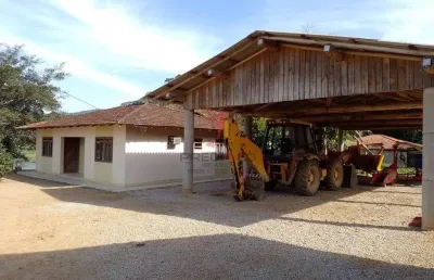 Excelente oportunidade em tijucas pronto a morar em um lugar tranquilo em meio a natureza!