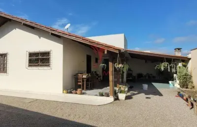 Maravilhosa casa em tijucas com excelente localização, pertinho de tudo que você precisa!