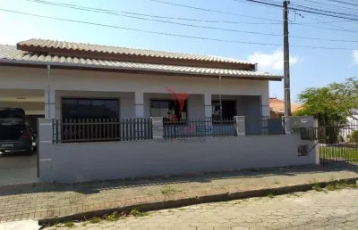 Casa localizada em penha cidade do beto carrero world  sc