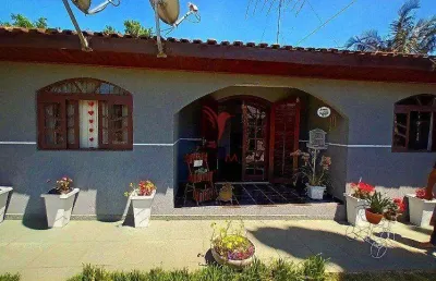 Área de 4949m² com 5 casas em local tranquilo e asfaltado no campo de santana