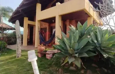 Casa na praia com 5 vagas de garagem, frente mar , em balneário piçarras,  santa catarina