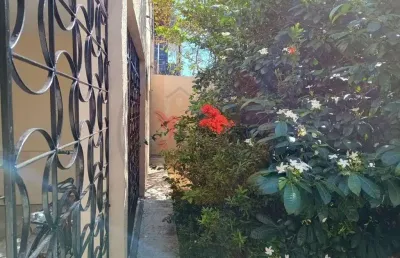 Casa de 2 quartos, com quintal, no bairro vila velha. 1 vaga de garagem