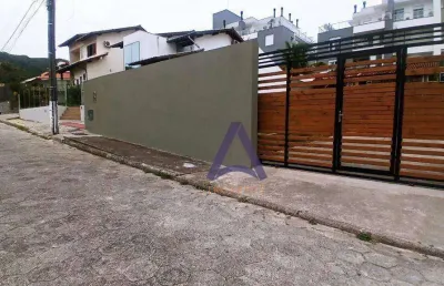 Linda casa com amplo jardim, em excelente localização próx a av pequeno príncipe .