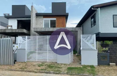 Linda residência de 03 dormitórios no campeche cercada de verde ,tranquilidade e segurança.