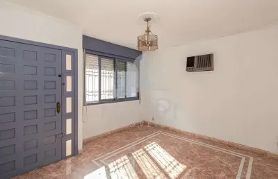 Casa com 3 quartos à venda na avenida professor paula soares, 416, jardim itu sabará, porto alegre por r$ 637.900