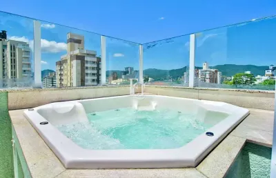 Apartamento garden com vista mar e terraço privativo no coração da agronômica