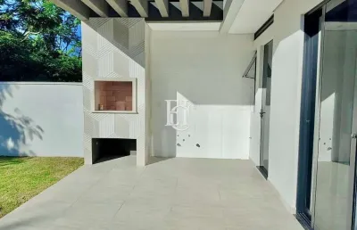 Casa com acabamentos alto padrão a 700 metros da praia de canasvieiras – florianópolis/sc