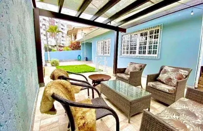 Casa térrea reformada e finamente mobiliada em capoeiras – florianópolis