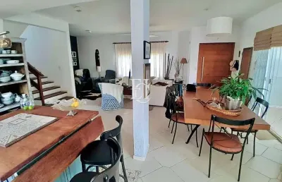Casa mobiliada com piscina à venda em condomínio fechado na cachoeira do bom jesus – florianópolis/sc