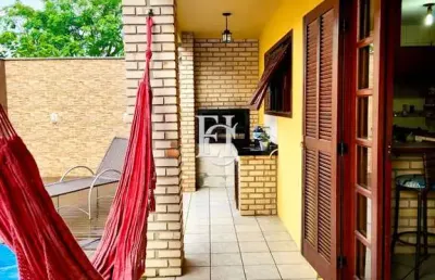 Casa com piscina a poucos passos do mar – praia da pinheira, palhoça