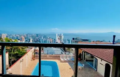 Localização privilegiada e vista deslumbrante – casa à venda com vista para o mar no centro de florianópolis