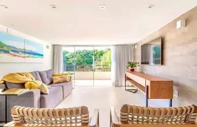 Apartamento reformado com vista para o verde no coração de jurerê internacional