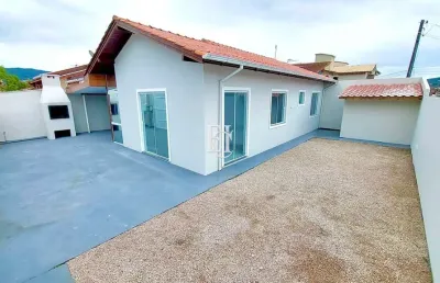 Casa de esquina com terreno amplo e totalmente reformada em forquilhas