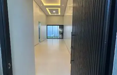 Ótima casa com suíte, garagem para dois carros e amplo terreno