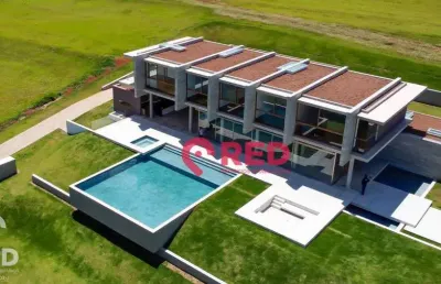 Casa projetada pelo escritório fgmf no condomínio quinta da baroneza