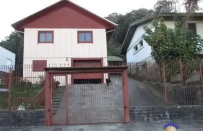 Império imóveis vende casa no bairro panazzolo. com 03 dormitórios,