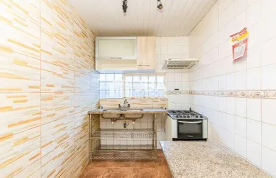 Casa em condomínio fechado com 2 quartos para alugar na trofi andré aquim, 69, uberaba, curitiba, 56 m2 por r$ 1.700