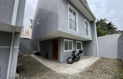 Sobrado de 138m² com suíte em condomínio fechado no xaxim