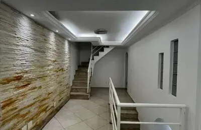 Sobrado com 02 dormitórios suíte e vaga de garagem na vila ré