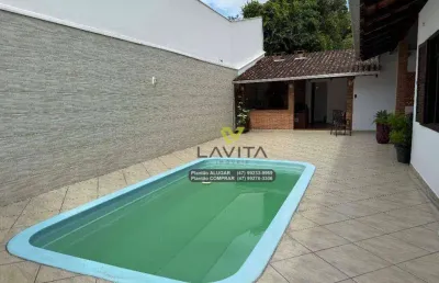 Belíssima residência com piscina no bairro ponta aguda