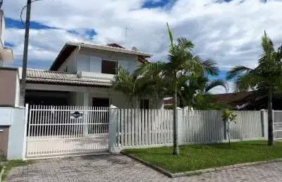 Maravilhoso sobrado com 4 quartos, piscina e amplo terreno.