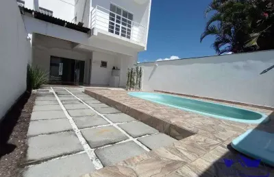 Sobrado no bairro nereidas: a 1 quadra do mar com piscina e churrasqueira!