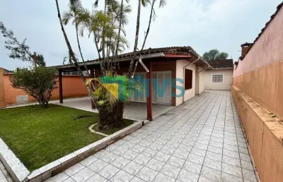 Casa à venda em itanhaém-sp, no jardim jamaica: 3 quartos, 2 suítes, 2 salas, 3 banheiros, 4 vagas e 128m² de área!