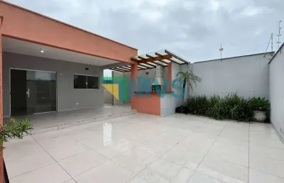Maravilhosa casa à venda em itanhaém-sp, no jardim umuarama: 2 quartos, 1 suíte, 1 sala, 3 banheiros, 2 vagas, 68m². venha conferir!