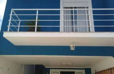 Oportunidade, estuda permuta, casa assobradada nova, com 3 suites amplas, a master com closet e varanda, todos repletos de armários, escritorio , esca