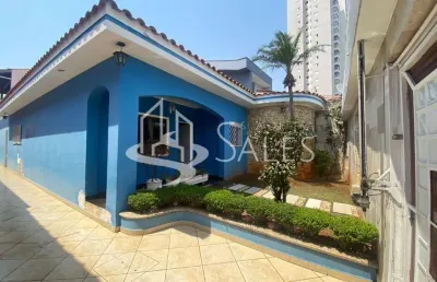 Casa térrea  com terreno de 400m², 3 suítes, quintal amplo e área de lazer com churrasqueira.
