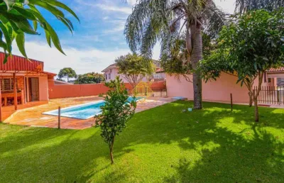 Casa ampla com excelente espaço de lazer, com 800 m² de terreno: