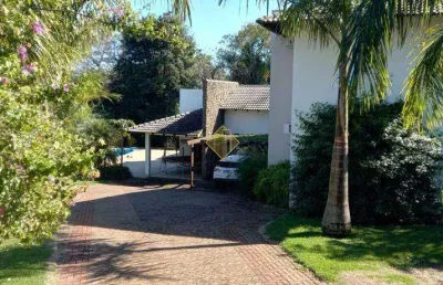 Casa mobiliada em condominio com 05 quartos sendo 01 suíte, piscina e churrasqueira