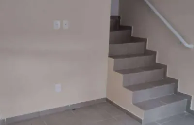 Casa assobradada em condominio 02 dormitorios - jd.imperador/praia grande-sp