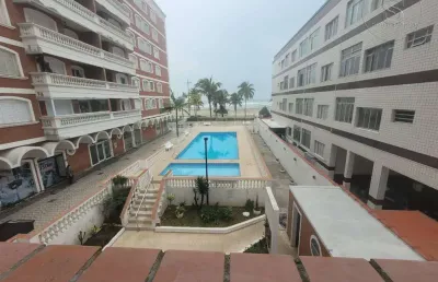 Alugo amplo apartamento frente a praia com 03 dormitórios, sacada vista mar, garagem privativa, piscina, salão de jogos e elevador