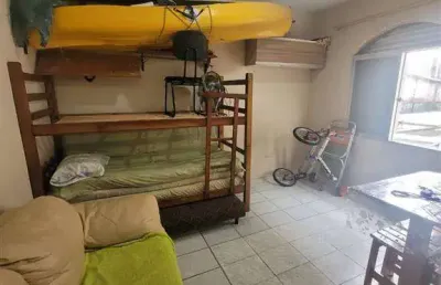 Vendo kitnet na ocian, em ótima localização, próximo do mercado extra, farmácias, bancos e comércios.