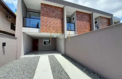 Sobrado de excelente acabamento no comasa com 3quartos sendo 1 suíte.