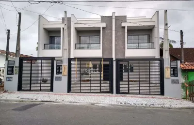 Excelente sobrado geminado com 105m², possui 3 quartos e 2 vagas.