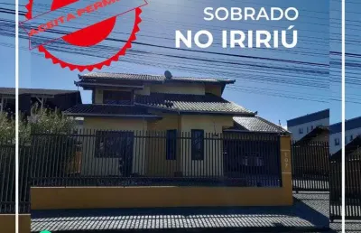Excelente sobrado no iririú com 197m², em ótima localização