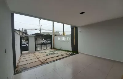 Geminado com 3 quartos sendo 1 suíte, 2 vagas de garagem e 6 mt fundos