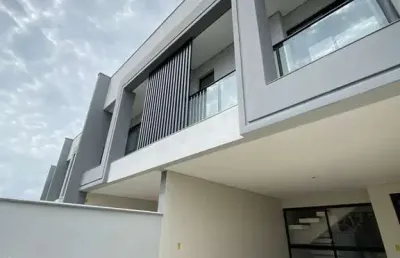 Sobrado geminado de alto padrão de 105m² no saguaçú, com 3 quartos.