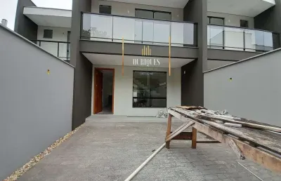 Belíssimo sobrado no loteamento santos dumont com 130m², 3 quartos sendo 1suíte.