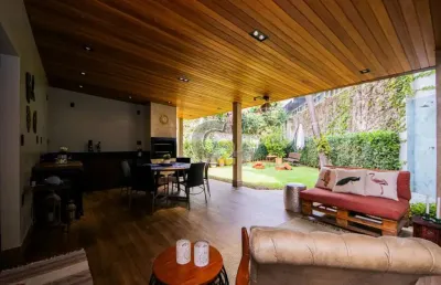 Casa sobrado á venda em pinheiros, 4 quartos, 1 suíte, 5 vagas de garagem.