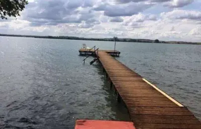Lindo rancho de 2800m² de terreno, com 3 suítes, piscina, frente para água, à venda por r$ 1.350.000,00 - miguelópolis/sp