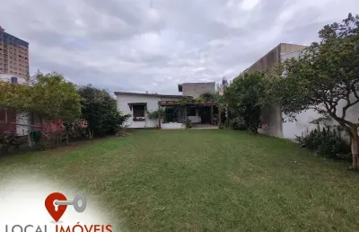 Casa localizada entre o centro e o mar em tramandaí