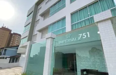 Lindo apartamento com excelente pradão construtivo no centro de tramandaí